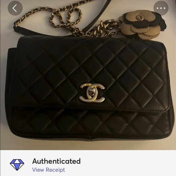 🦄 Authentic GORGEOUS CHANEL
Lambskin Quilted Camellia Flap Black - Picture 11 of 12